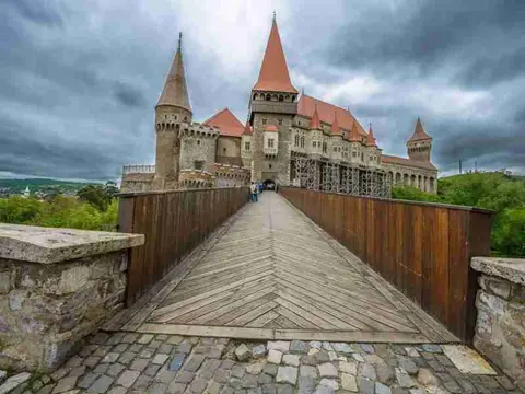 Castelul Corvinilor – legenda cavalerilor și a umbrelor din Transilvania